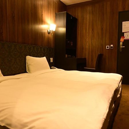 Meworld Hotel - Taipei Main Station Bagian luar foto
