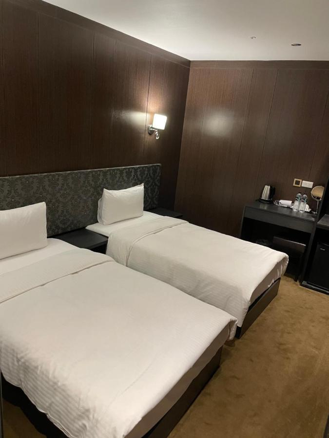 Meworld Hotel - Taipei Main Station Bagian luar foto