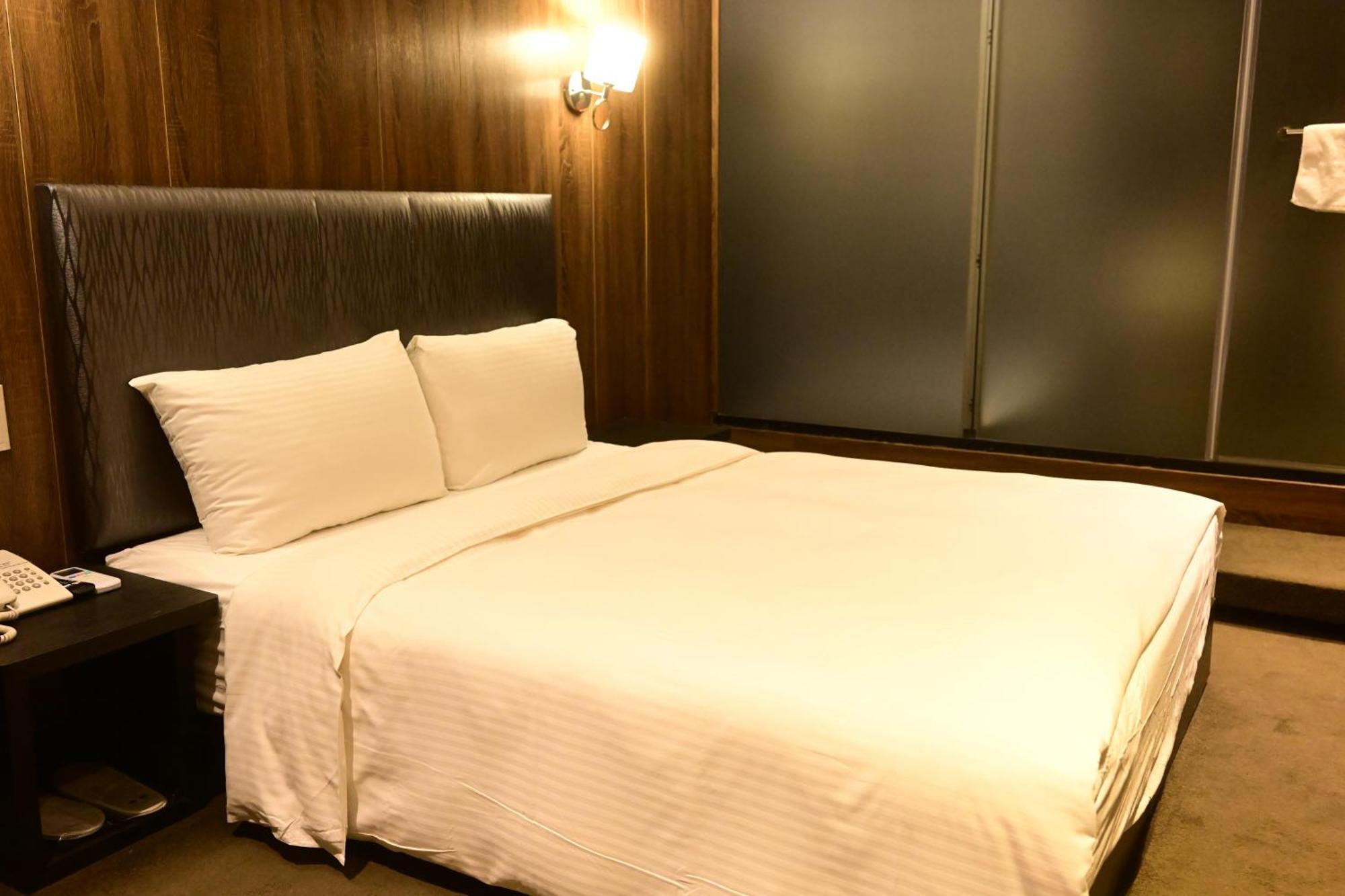 Meworld Hotel - Taipei Main Station Bagian luar foto